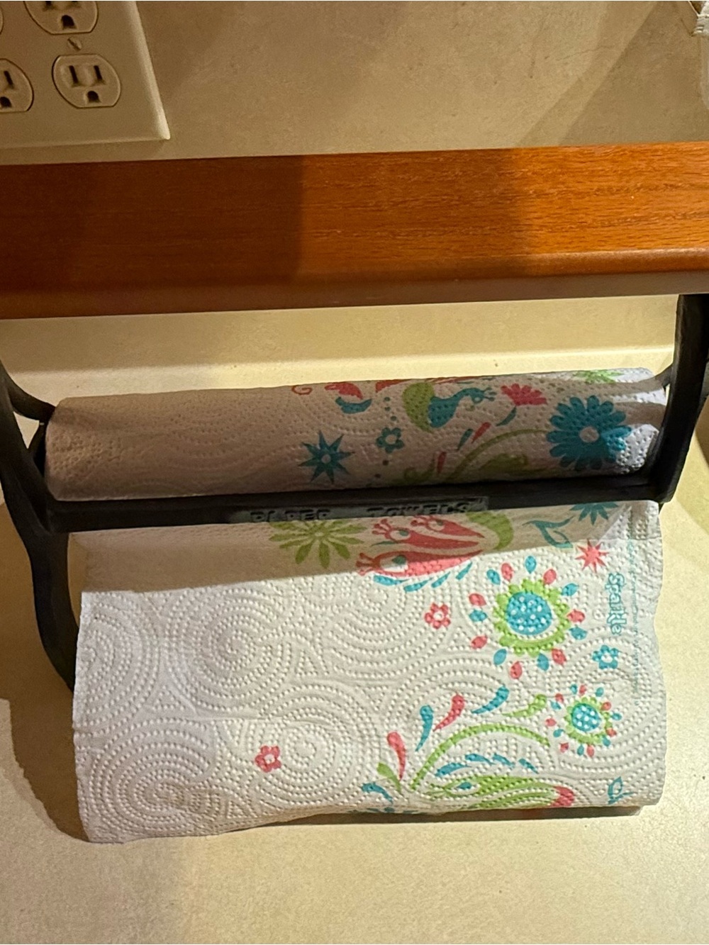 vintage-style farmhouse kitchen paper towel holder - Picture 5 of 6